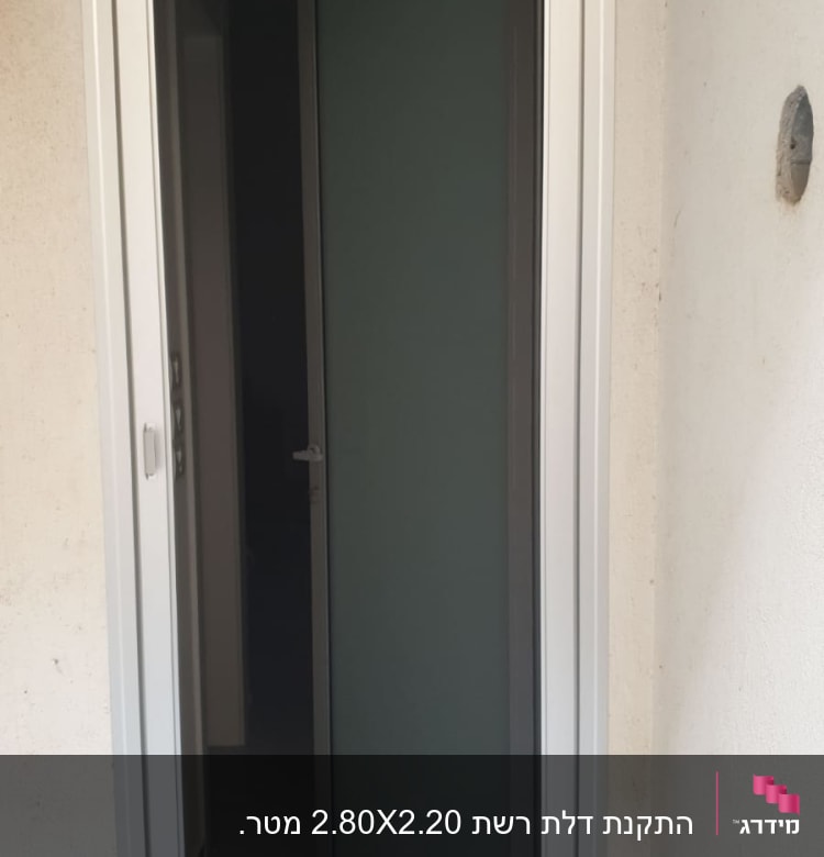 דלת זכוכית עם מסגרת מתכתית פתוחה למחצה